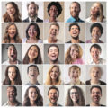 Diverse Menschengruppe verschiedene Geschlechter lachen fröhlich